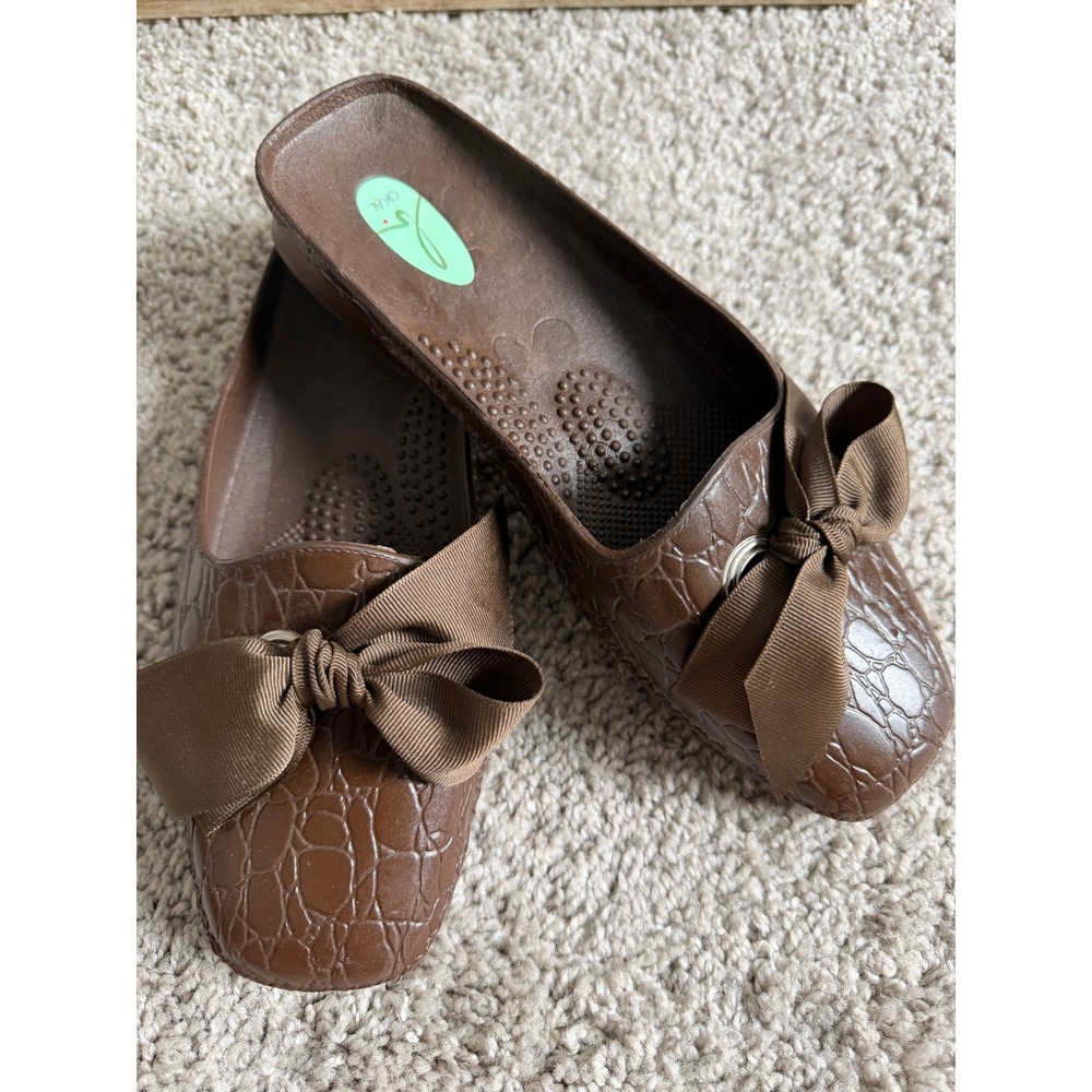 Oka-B Brown Croc Embossed‎ Rubber Mules Bow Accent Slip On Shoes M/L